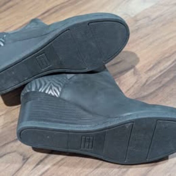 Women's Toms Black Kelsey Shimmer Zebra Wedge Chelsea Boots Booties Size 7 - Picture 4 of 5